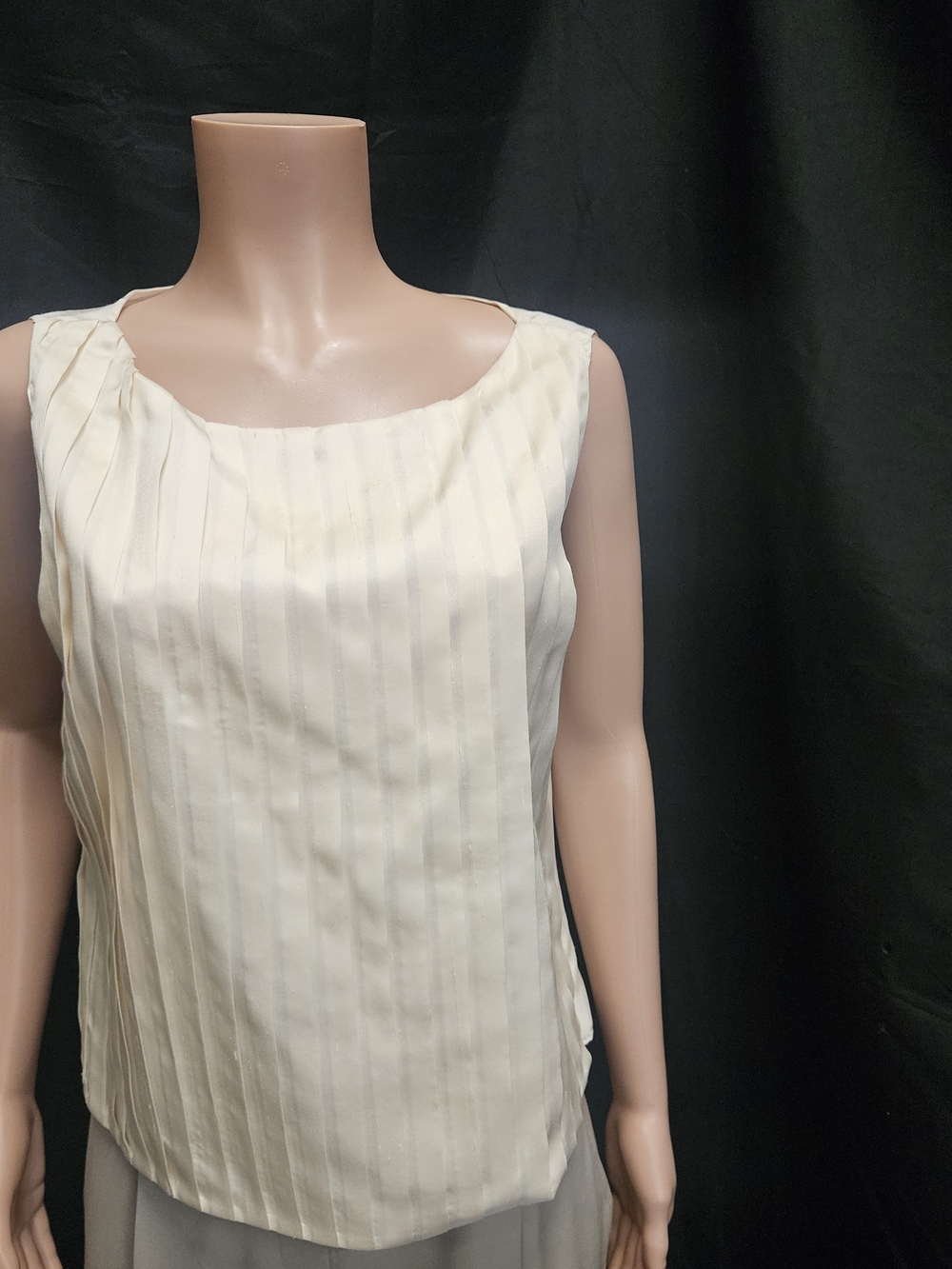 A130 Dusan Sleeveless Cream Pleated Women's Top 100% Silk Size Large